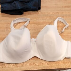 Elegant White Full-Coverage Bra